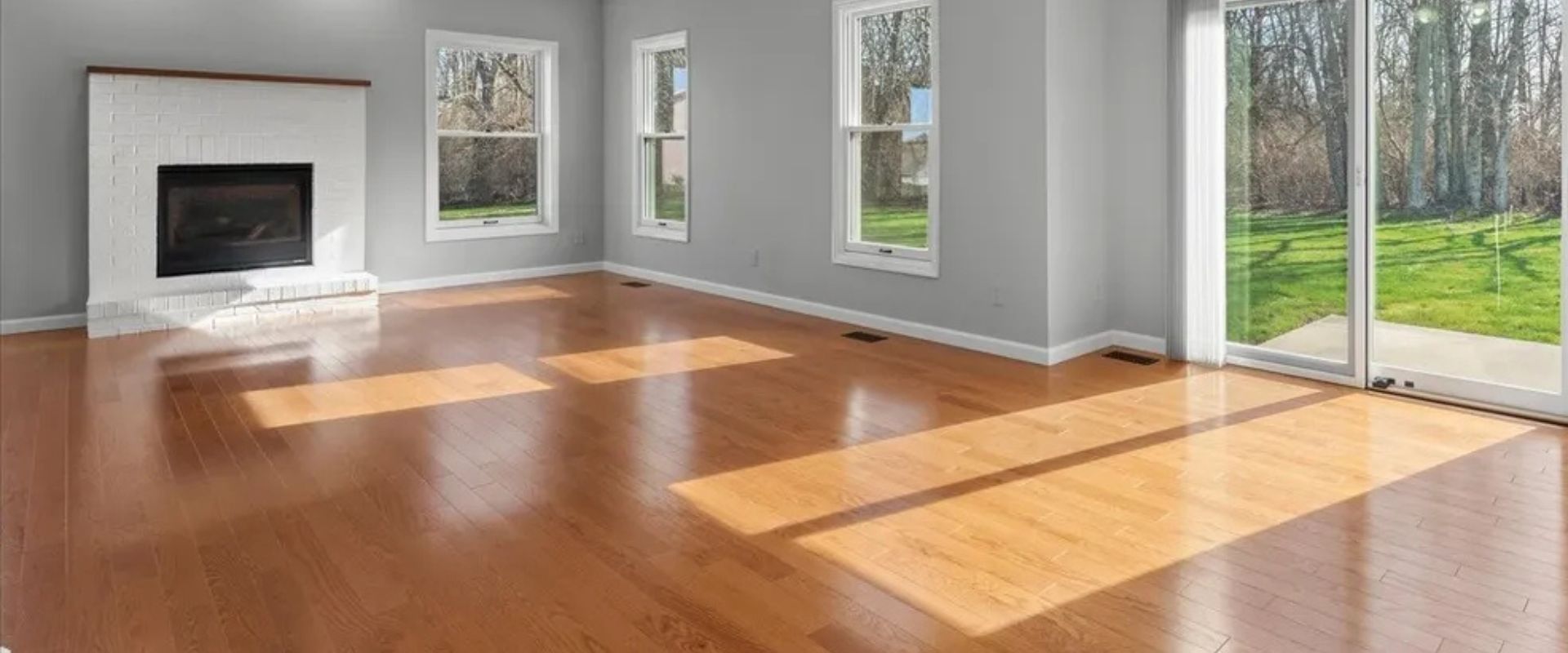 Hardwood flooring in a bright champaign-area living room 